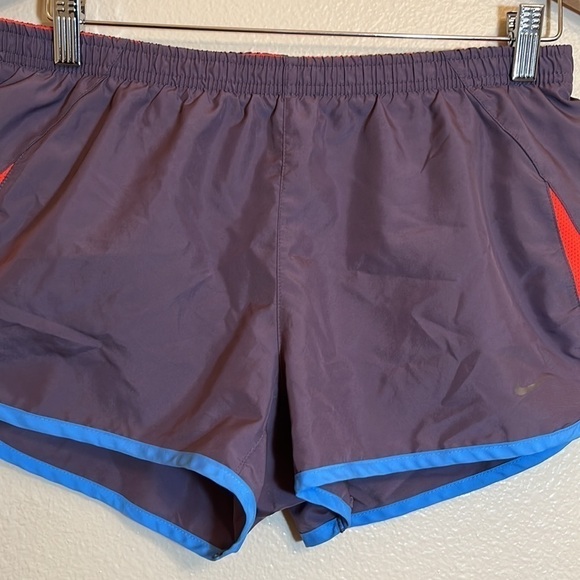 𝅺NIKE Athletic Running Shorts - Picture 4 of 13